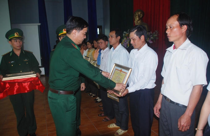 Ban chỉ đạo Đề án trao bằng khen và phần thưởng cho tổ chức và cá nhân xuất sắc