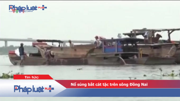 Lực lượng chức năng tiến hành nổ súng để khống chế, bắt giữ "cát tặc" trên sông Đồng Nai.