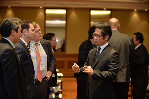 TS Vũ Tiến Lộc và các chuyên gia trao đổi trước giờ diễn ra Diễn đàn.