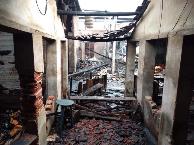Khoảng 40 ki ốt đã bị thiêu rụi sau vụ hỏa hoạn.