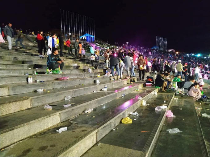 ...Rồi vô tư xả rác tại chỗ.