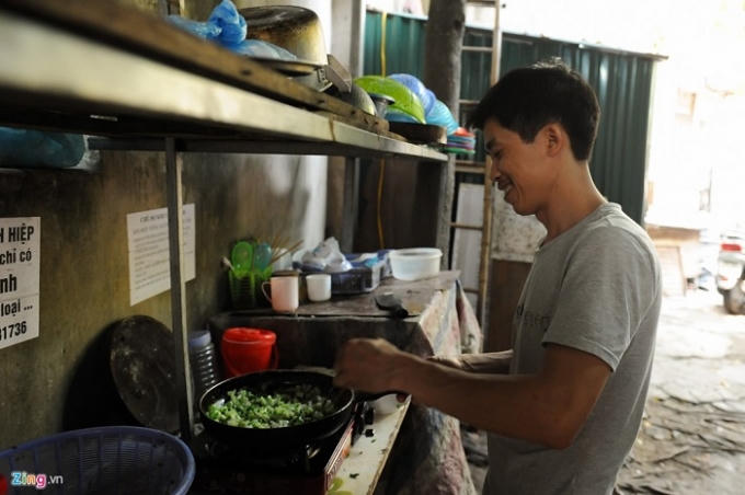 Không những thế, khách trọ ở đây còn được nấu nướng thoải mái với bếp gas, rổ rá, bát đĩa cho mượn.