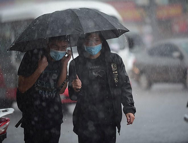 "Kiểu thời tiết mưa thế này sẽ duy trì đến ngày 2/5 kèm theo hiện tượng giông lốc có gió giật. Do đó, việc người dân hết sức lưu ý vui chơi, đặc biệt là tắm biển và hiện tượng lốc xoáy gây đổ ngã cây cối..."- ông Lê Đình Quyết lưu ý người dân