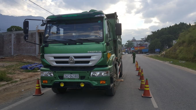Lực lượng chức năng tiến hành kiểm tra, xử lý xe vi phạm.