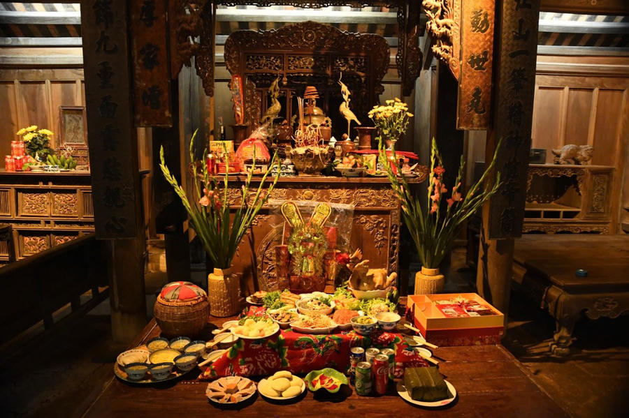 Trong các lễ hội của nước ta, điều không thể thiếu là dâng hương tưởng nhớ đến các vị thần, và những người có công với đất nước