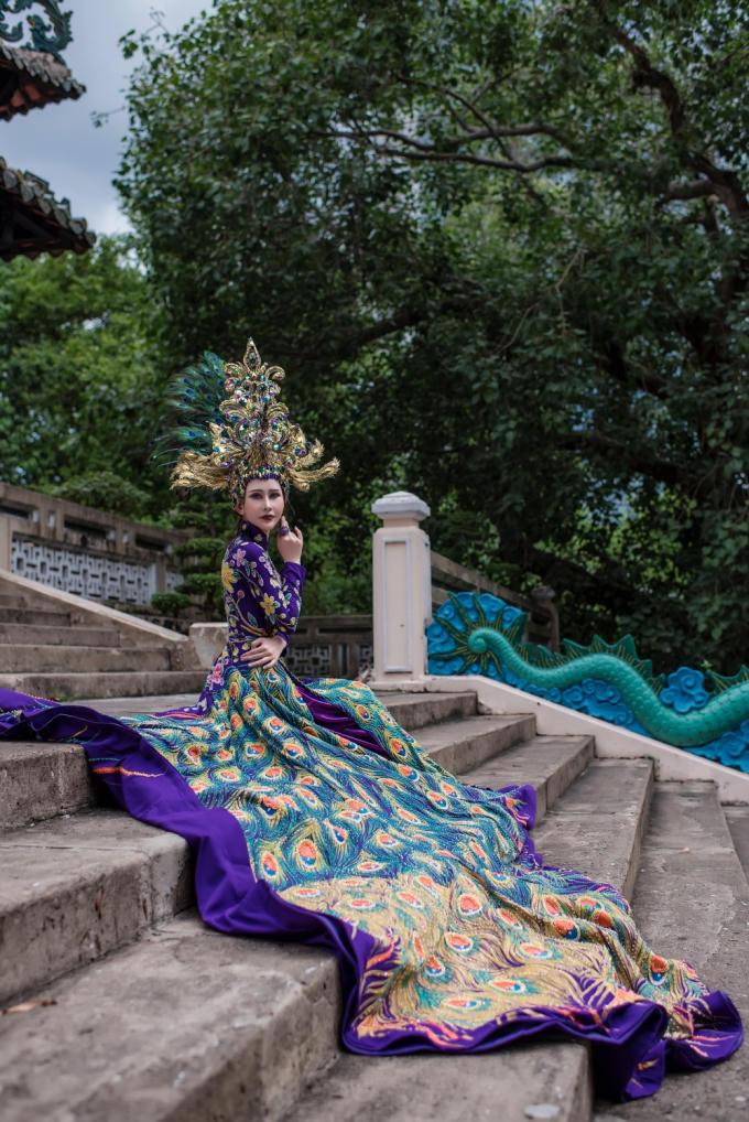 Ấn tượng với bộ Quốc phục “Khổng Tước” của đại diện Việt Nam tại Miss Asia World