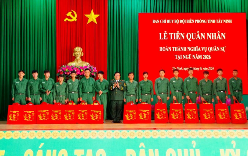 Đại tá Phạm Văn Cờ - Phó Chỉ huy trưởng, Tham mưu trưởng Ban Chỉ huy BĐBP tỉnh Tây Ninh tặng quà động viên các quân nhân xuất ngũ trở về địa phương