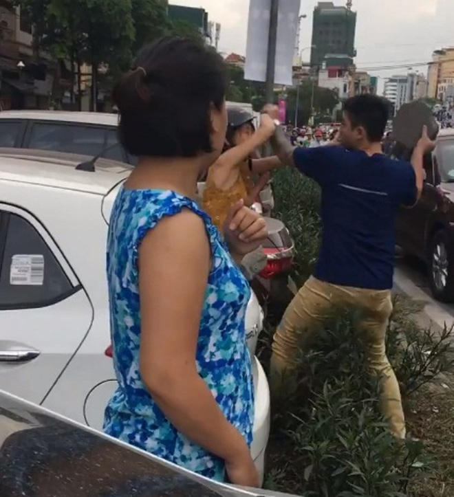 Có thời điểm nam thanh niên xăm trổ còn cầm cả gạch để đánh.