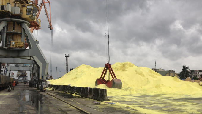 Lưu huỳnh được bốc tại cầu cảng.