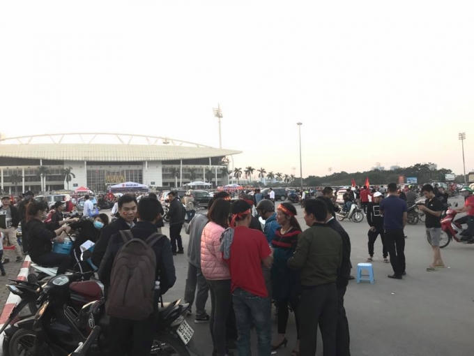Hiện tại là hơn 17h chiều 7/12, rất đông khán giả, người hâm mộ đã có mặt tại sân Vận động Mỹ Đình để chuẩn bị theo dõi trận đấu kịch tính giữa đội tuyền Việt Nam - Indonesia.