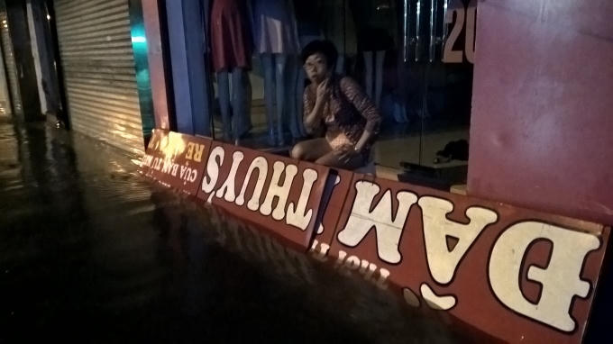 Chị T. chủ cửa hàng thời trang trên phố Phạm Ngọc Thạch đã phải thức cả đêm để ngăn không cho nước dạt vào trong nhà, hai vợ chồng anh chị phải thay nhau túc trực. Chị cũng cho biết tình hình trên cũng xảy ra thường xuyên vào các năm trước.