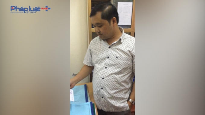 Người đàn ông này đi ra từ phòng làm việc của Phó trưởng phòng TNMT huyện Lương Sơn sang bộ phận văn phòng và cho phóng viên biết các sếp đi vắng.