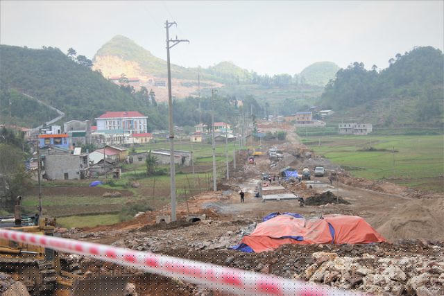Con đường rộng hàng chục m, dài khoảng 2 km xuyên thẳng qua cánh đồng của đồng bào dẫn vào khu tâm linh chùa Lũng Cú (Ảnh: Nguyễn Trường).