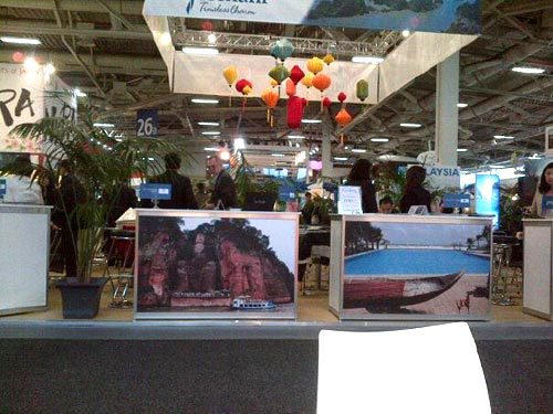 Hình ảnh Lạc Sơn Đại Phật tại gian hàng Tổng cục Du lịch Việt Nam. (Ảnh: Facebook)