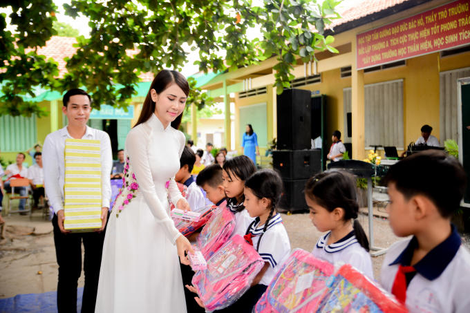 &Aacute; Kh&ocirc;i Li&ecirc;n Phương trao học bổng cho trẻ em học giỏi vượt kh&oacute;