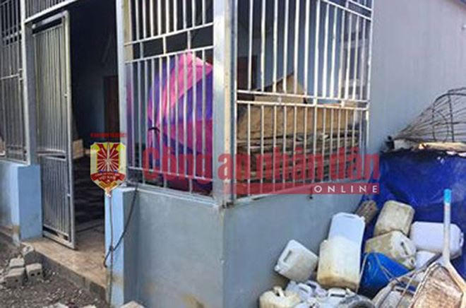 Căn nhà rào kín, để nhiều can, bình gas nạp đầy nhiên liệu để cố thủ, sẵn sàng cho nổ tung khi bị truy bắt