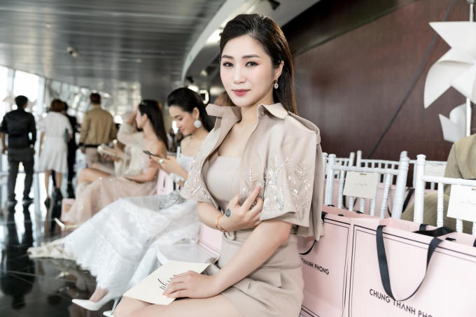 Hương Tr&agrave;m khoe đồng hồ v&agrave; bộ trang sức tiền tỉ tại show diễn NTK Chung Thanh Phong