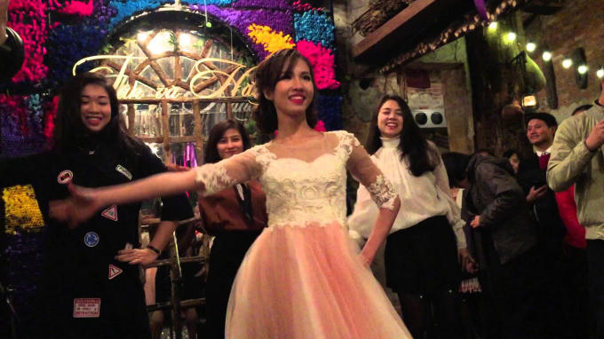 Cô dâu xinh xắn cùng dàn phù dâu.