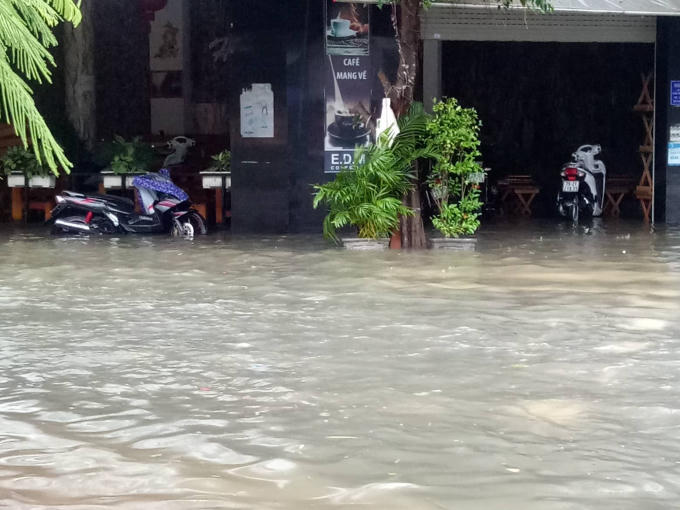 Nước tràn vào nhà người dân.