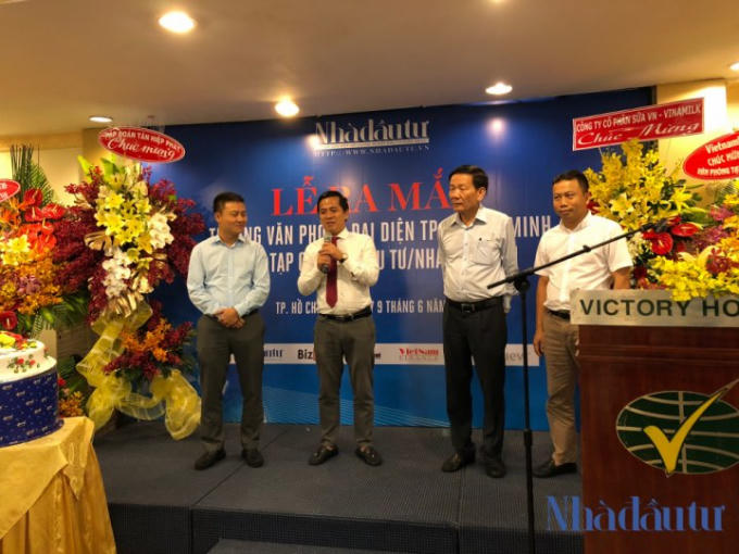 Nhà báo Nguyễn Phong Cầm (thứ hai từ trái sang) chính thức đảm nhận chức vụ Trưởng đại diện Văn phòng phía Nam của Tạp chí Nhà Đầu Tư/Nhadautu.vn