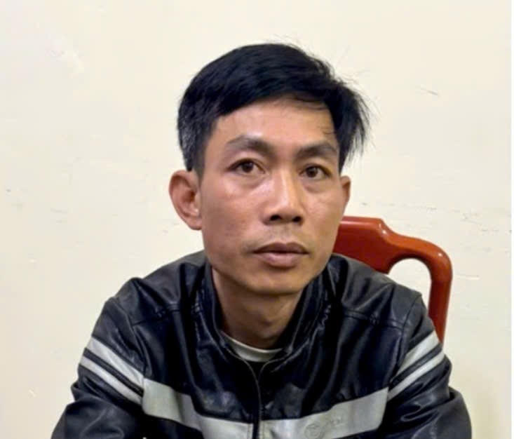 Đối tượng Hoàng Văn Duyên được xác định cầm đầu tại Cơ quan Cảnh sát điều tra. Ảnh: L.T