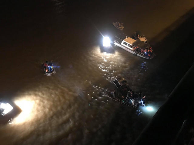 Lần tìm dấu vết chiếc xe trên sông lúc 0h ngày 4/11. (Ảnh Dân trí)