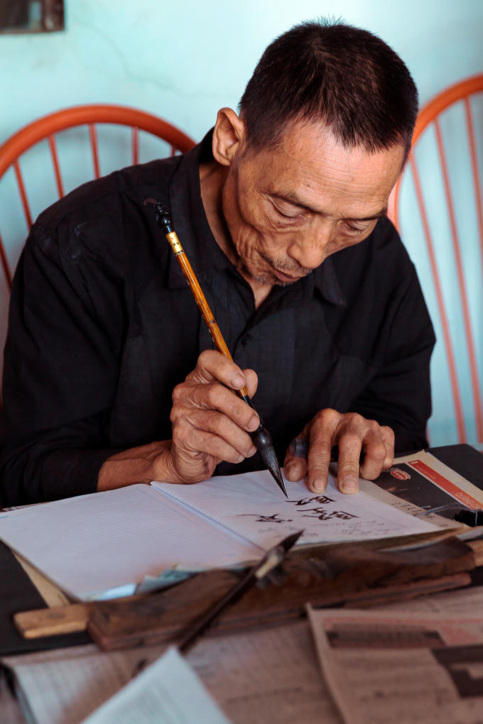 Một học viên đang chăm chú luyện chữ.