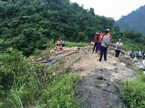 Lực lượng cứu hộ nhanh chóng có mặt để đưa các nạn nhân ra khỏi hiện trường vào bệnh viện cấp cứu.