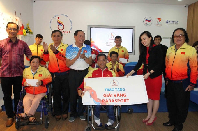 Đại diện Quỹ tài trợ thể thao người khuyết tật Parasport trao tặng thưởng cho Nhà vô địch Lê Văn Công, HCV Paralympic Rio 2016