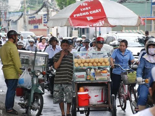 Cảnh bán hàng rong nhếch nhác tại một tuyến đường trung tâm TP  HCM.