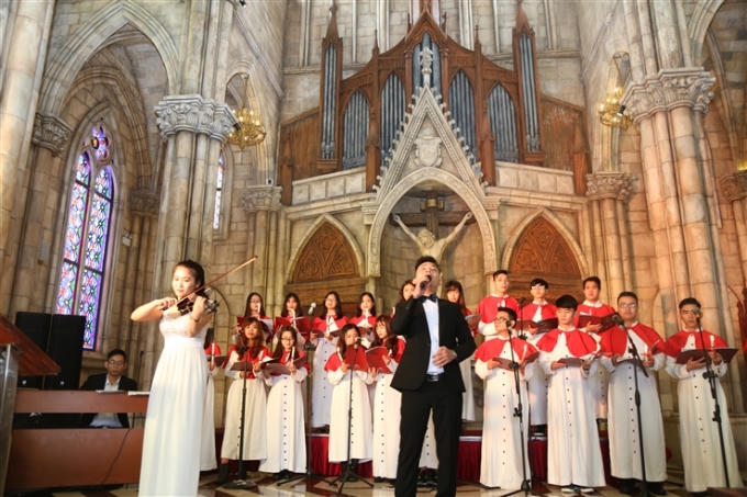 Và trái tim cùng hát lên chung lời thánh ca với dàn hợp xướng trong thánh đường St Denis, cầu nguyện cho một năm mới an lành. 