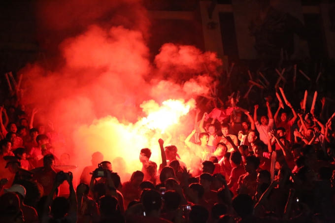 Pháo đã sáng trên sân vận động QK7.