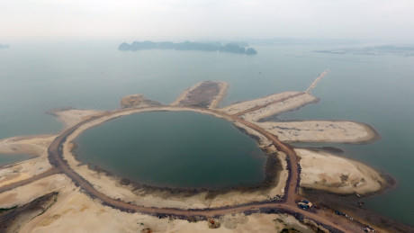 Tại khu vực đảo Tuần Châu, Hạ Long (Quảng Ninh), siêu dự án của ông Đào Hồng Tuyển đang được tiến hành với việc lấn biển xây dựng khu nghỉ dưỡng được ví là "Dubai của Việt Nam". Chủ dự án cho lấn biển bằng cách lấp đất tạo hình cánh hoa đang dần vươn ra xa. (Hình ảnh nhìn từ độ cao 450 m).