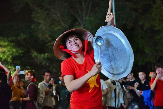 Người Việt Nam khắp nơi đổ ra đường hò reo mừng chiến thắng