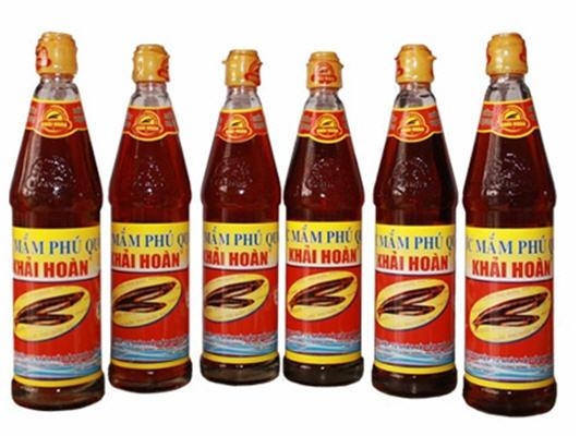 Nước mắm Phú Quốc thơm ngon rất thích hợp mang về làm quà cho mọi người.