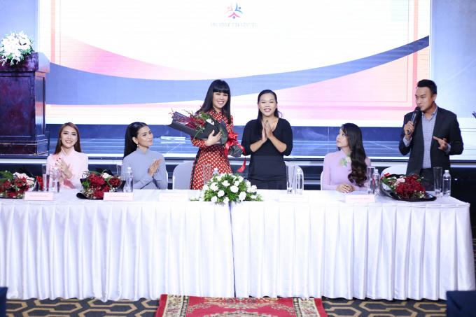 Trương Thị May, Tường Linh, Thùy Trang đồng loạt diện áo dài làm đại sứ quỹ vì trẻ em