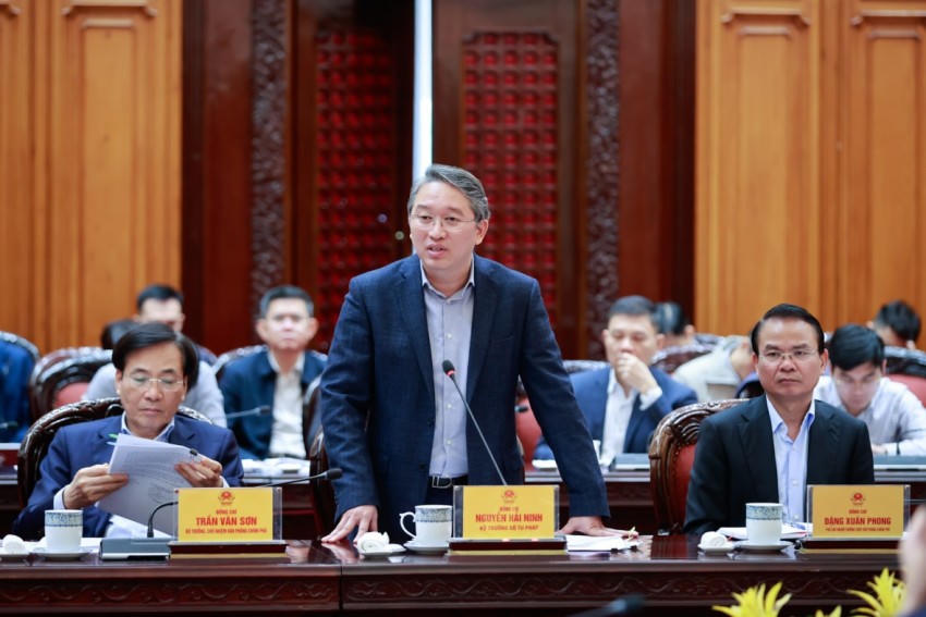 Bộ trưởng Bộ Tư pháp Nguyễn Hải Ninh báo cáo tại phiên họp - Ảnh: VGP