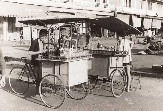 Những chiếc xe đẩy trở nước ngọt dạo là những hình ảnh quen thuộc trên đường phố Sài Gòn thời đó.