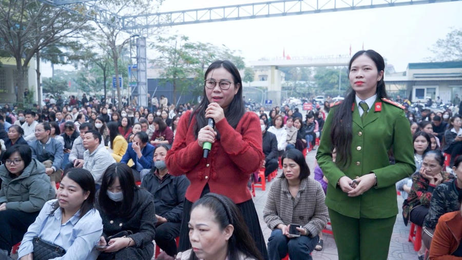 Tuyên truyền viên giao lưu với các phụ huynh học sinh trường THCS Tân Hội.