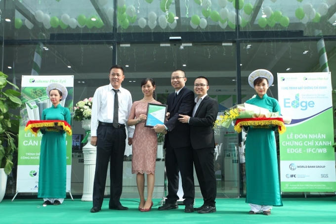 Đại diện tổ chức tài chính quốc tế IFC - WB trao chứng chỉ xanh cho dự án Ecohome phúc lợi