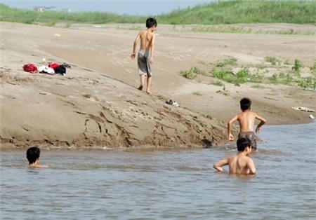 Trẻ em ở nông thông tắm tại tại các ao hồ. (Nguồn: internet)