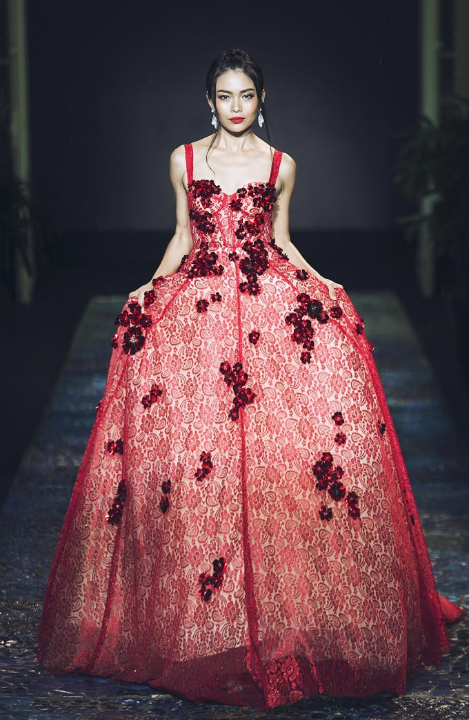 Mâu Thuỷ kiêu kỳ và bí ẩn với thiết kế đỏ rực.