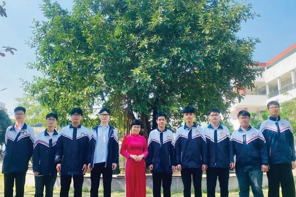 Cô và trò đội tuyển dự Kỳ thi học sinh giỏi quốc gia môn Vật lý, Trường THPT chuyên Biên Hòa.