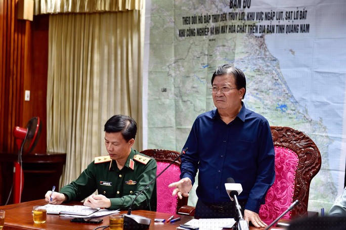 Phó Thủ tướng Trịnh Đình Dũng chủ trì cuộc họp với lãnh đạo UBND tỉnh Quảng Nam, Quân khu V, Bộ Chỉ huy Quân sự tỉnh Quảng Nam tối 28-10