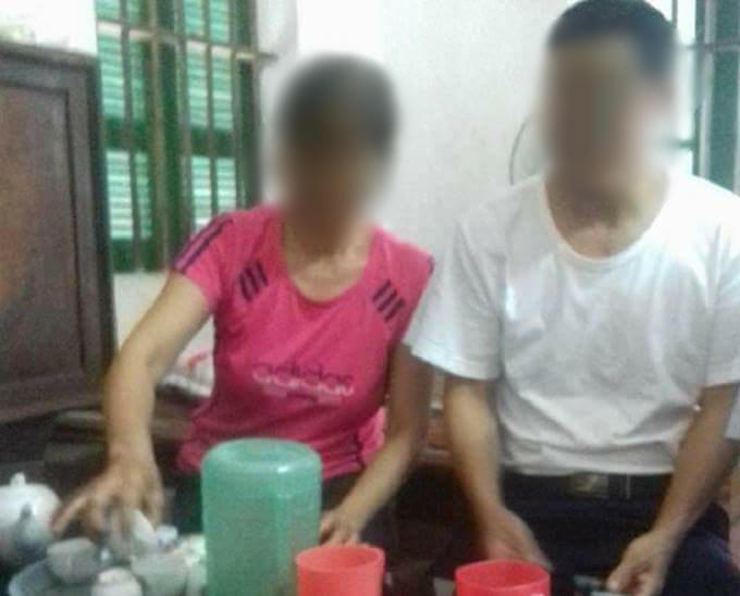 Bà Phạm Thị Mỳ và chồng bà Mỳ tại buổi trao đổi với báo chí.