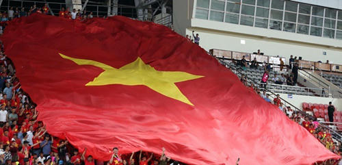 Đại kỳ cũng được CĐV mang tới SVĐQG Lào.