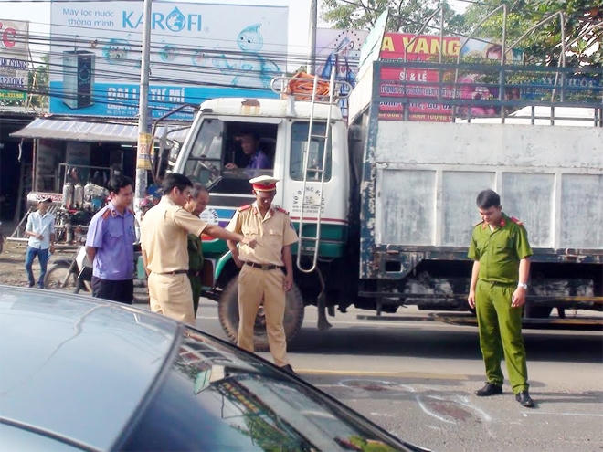 Hiện trường vụ TNGT xảy ra vào khoảng 7 giờ sáng nay (4/10) trên tuyến Quốc lộ 1A đoạn qua tỉnh Đồng Nai khiến một học sinh tử vong. Ảnh: CAND