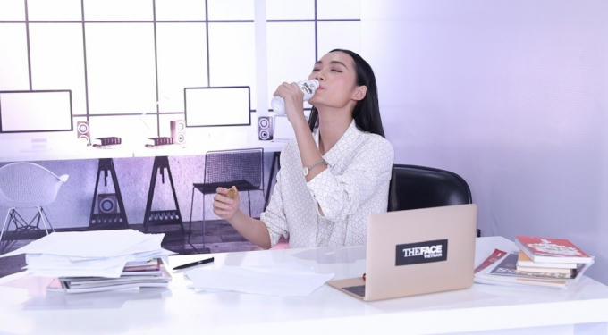 Hoàng Oanh của team Hoàng Yến thì khiến HLV nổi cáu, chỉ muốn “nhét chai trà sữa vào mồm”.