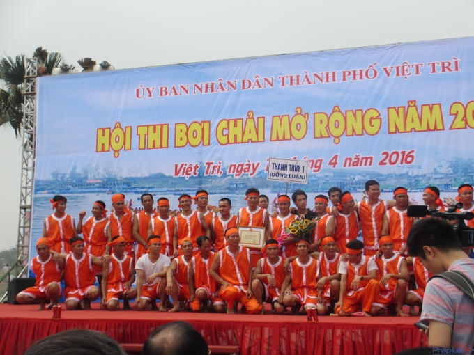 Vượt qua các đối thủ đội Thanh Thủy 2 (xã Đồng Luận) đã giành chiến thẳng. (Ảnh: Thu Hường)