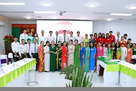 Thí sinh tham dự hội thi chụp hình lưu niệm.